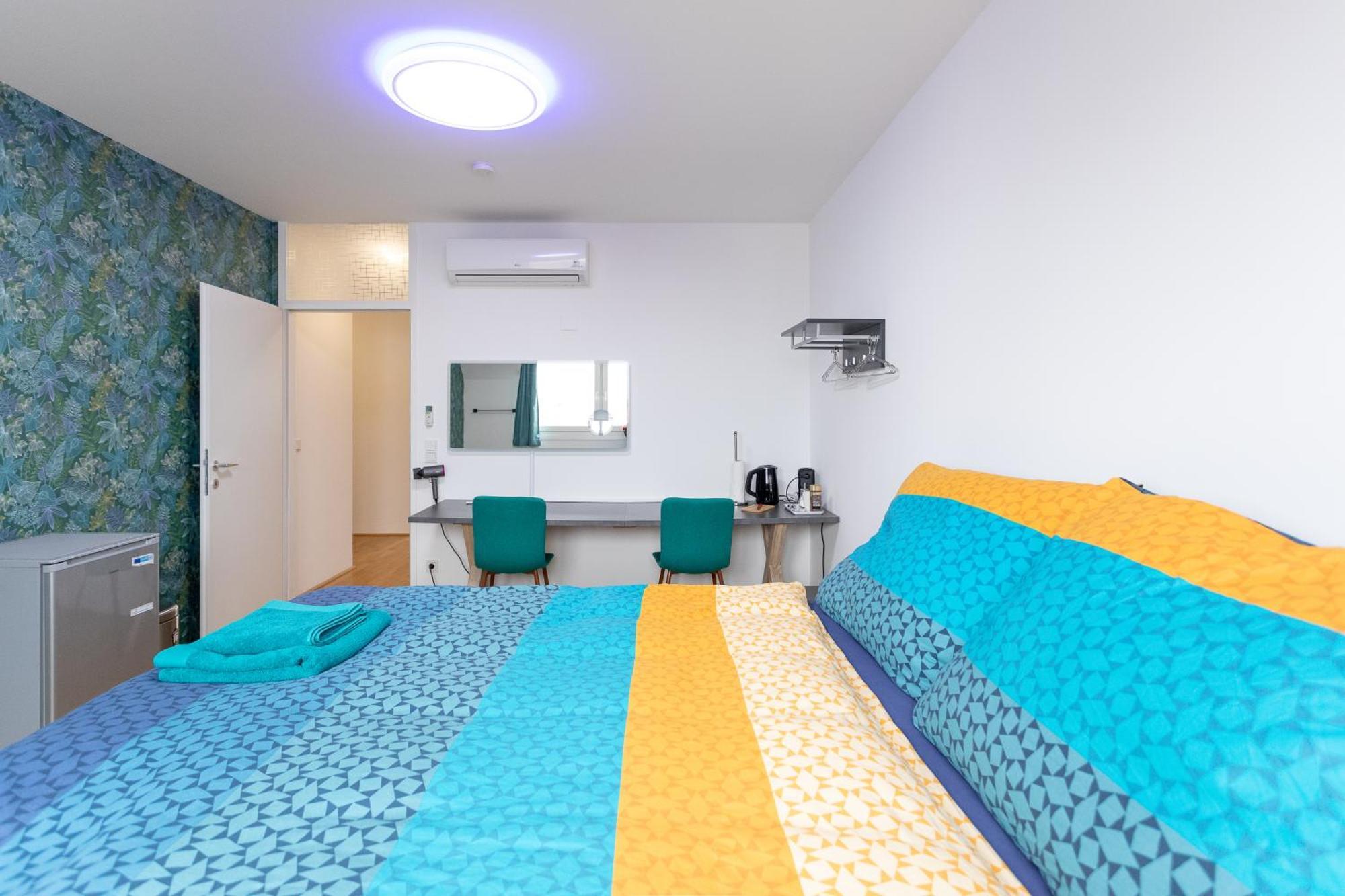 Private Room With Ac- Microwave, Personal Fridge & Metro Access - 7 Min To Center Вена Экстерьер фото
